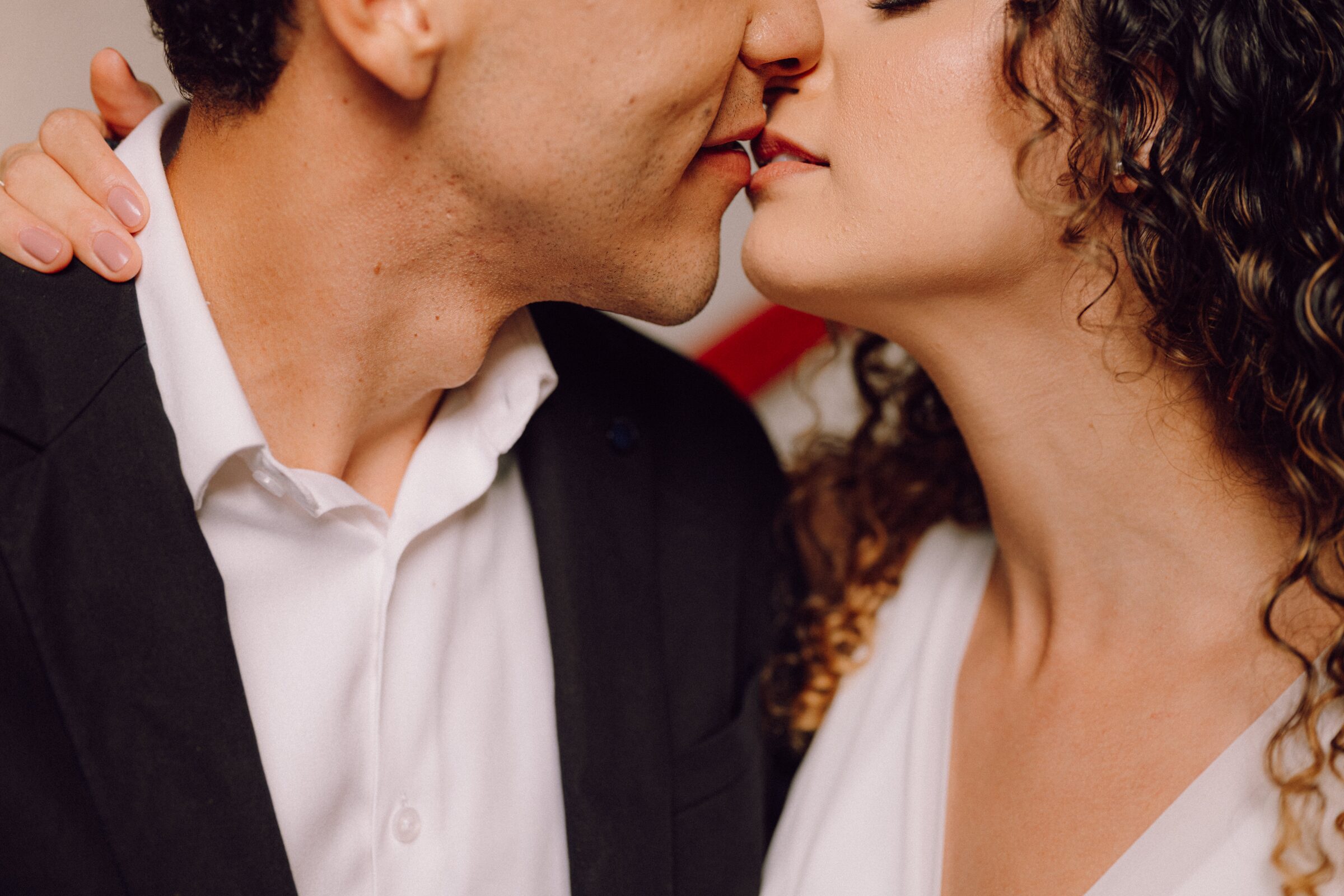 Leo e Tai se beijando, close nos rostos