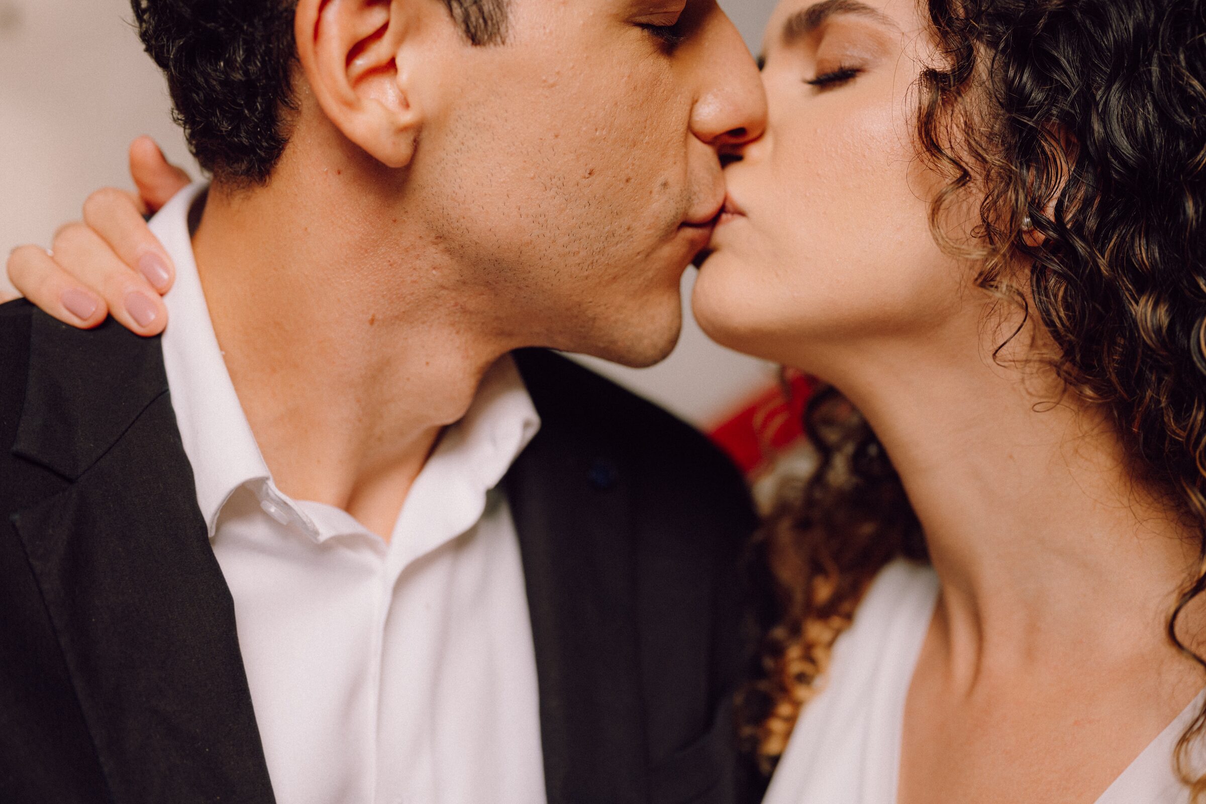 Leo e Tai se beijando, segunda foto em close