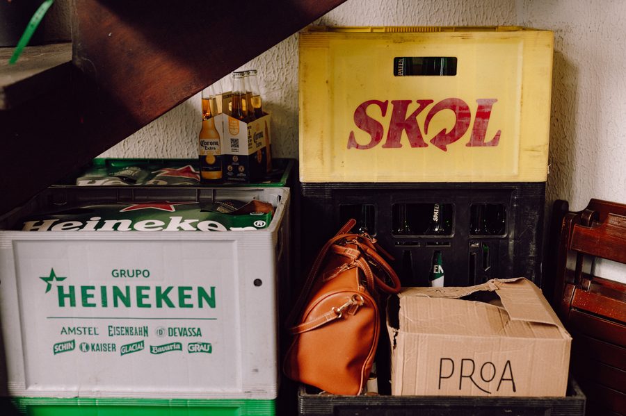 Engradados de cerveja empilhados em boteco de Salvador