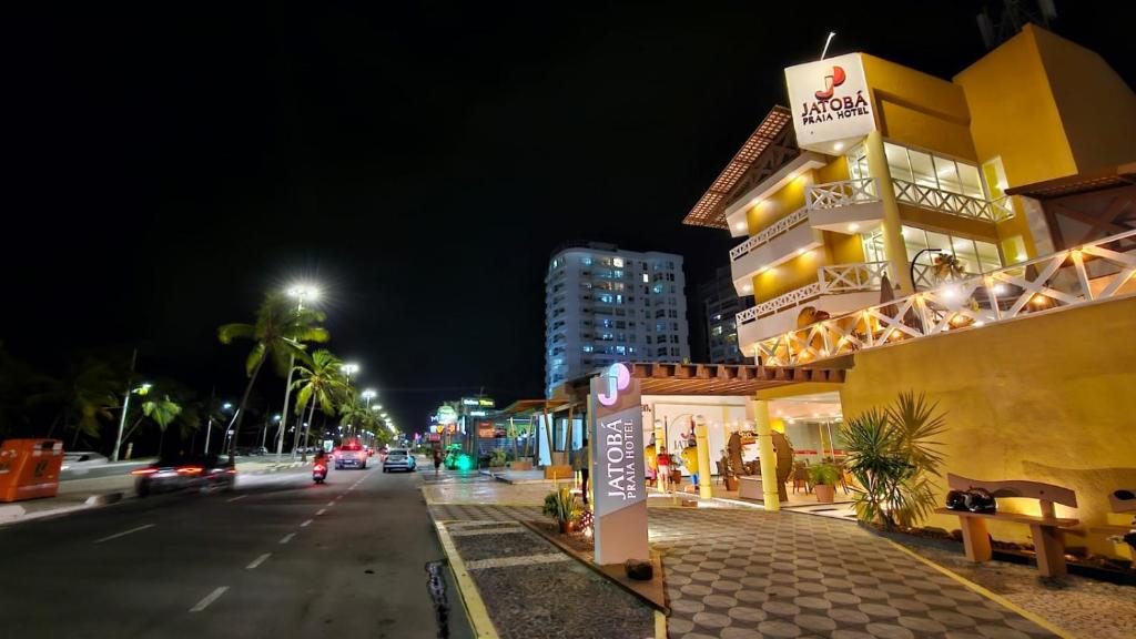 Fachada iluminada do Jatobá Praia Hotel à noite