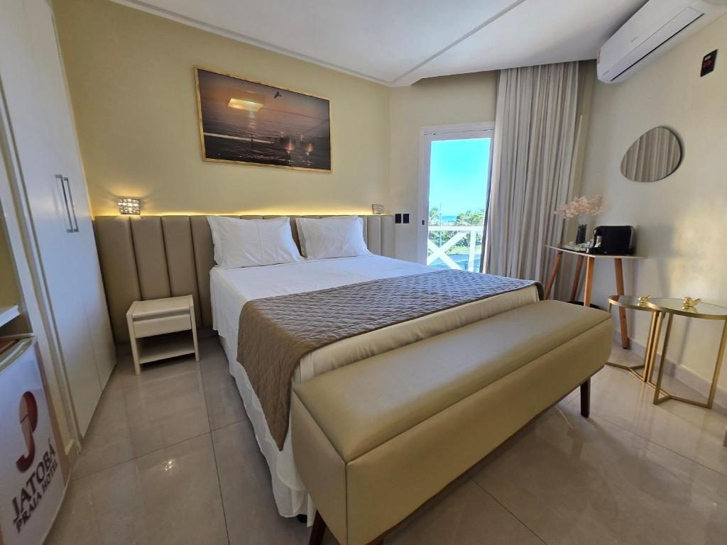 Quarto de casal com varanda e vista para o mar