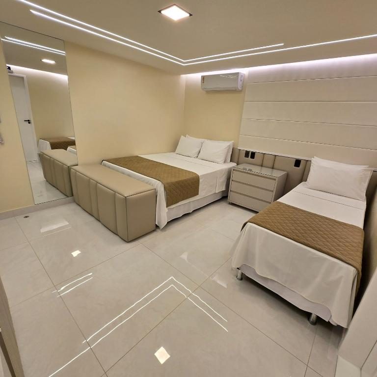 Quarto triplo com cama de casal e de solteiro